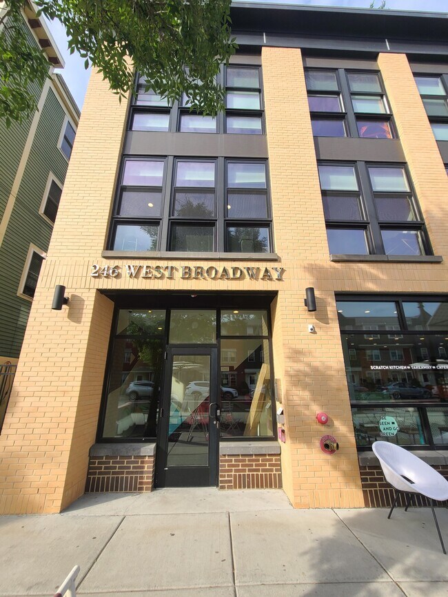 Foto del edificio - 246 W Broadway