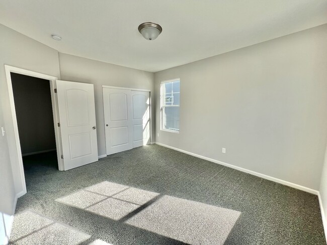 Building Photo - Immaculate Alexandria Condo!