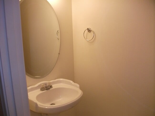 Building Photo - Spacious 4 Bedroom Home w/ Upstairs Laundry & Fully Fenced Yard!