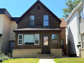 Building Photo - 704 N 6th St