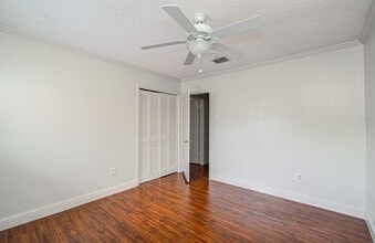Building Photo - 823 S Ripple Creek Dr