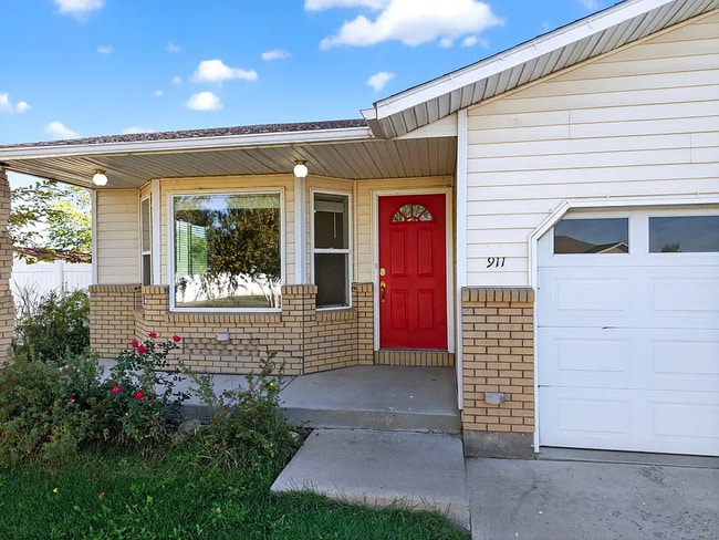 Building Photo - Impressive 5 bed/3 bath twin home in Chubbuck with just under 3000 square feet.