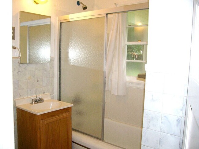 Foto del edificio - Cozy, Character-Filled Bungalow Close to It All