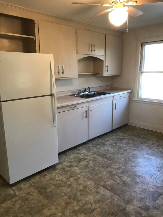 Eat-in style kitchen - 11 Kimberly St