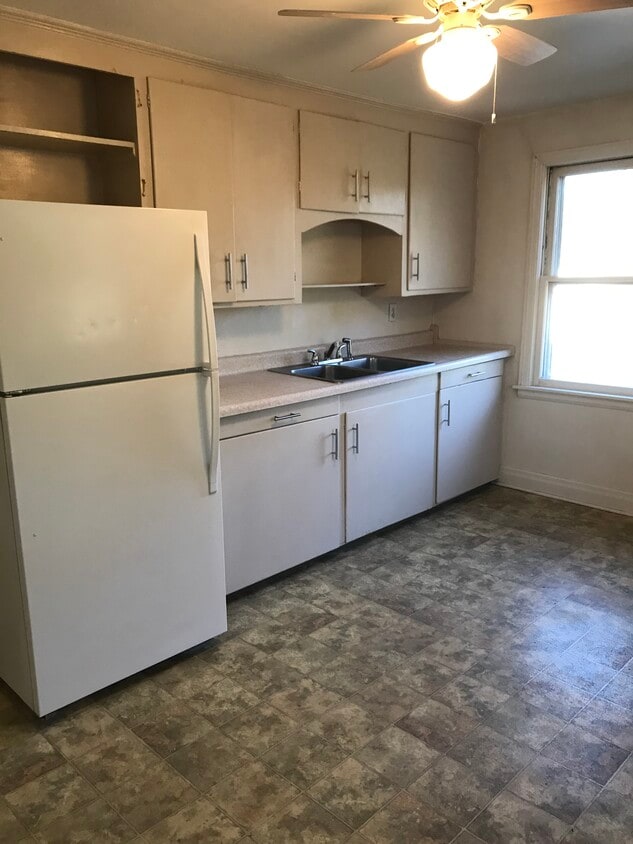 Eat-in style kitchen - 11 Kimberly St