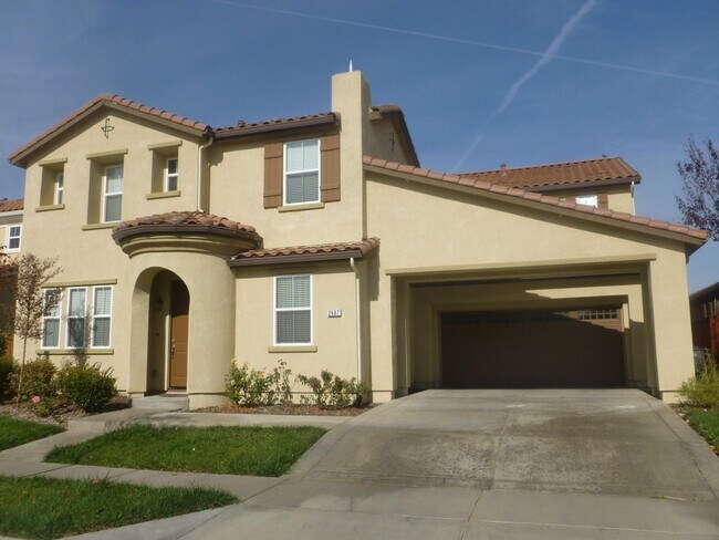 Building Photo - 4 bed 2.5 bath Home with brand new floorin...