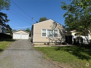 Building Photo - 27 Adirondack Dr