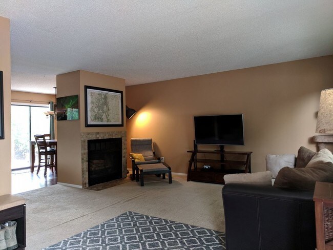 Foto del edificio - 3 Bed / 2 Bath Split Level with A/C