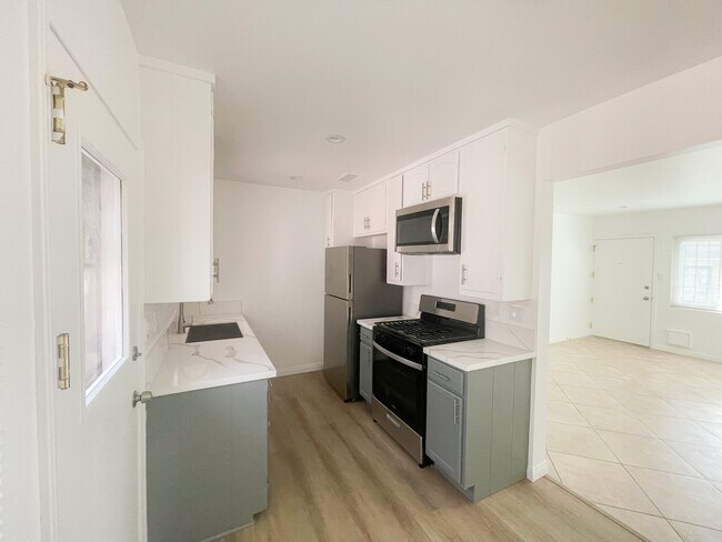 Building Photo - 10407 Crenshaw Blvd