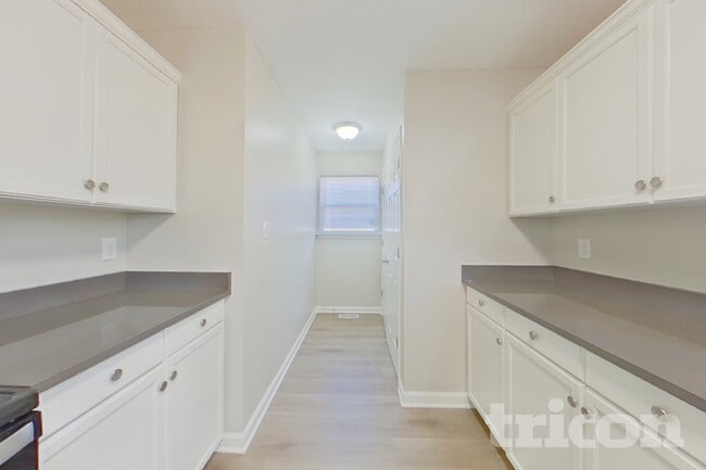 Building Photo - 2425 Saluda Dr