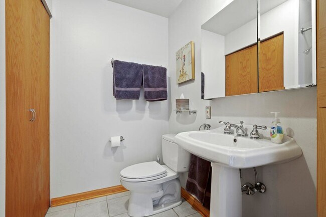 Building Photo - 215 W Maple St