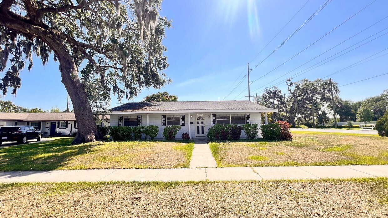 Primary Photo - Charming 3 Bedroom and 2 Bath Home in Orla...