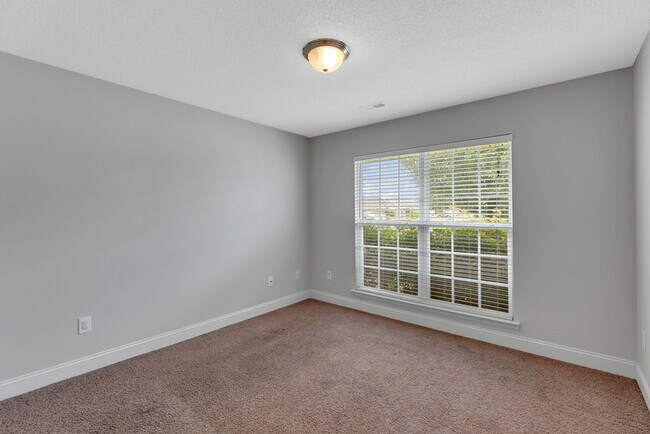 Building Photo - 211 High Green Dr