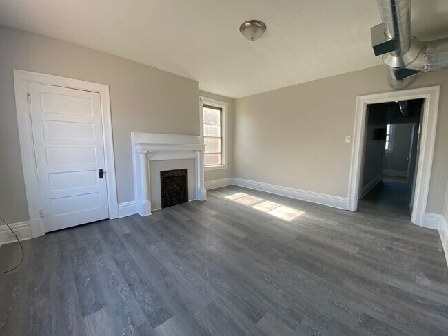 Foto del edificio - 3 unit building in central area of Bellevue and steps away from Avalon areas of Pittsburgh.