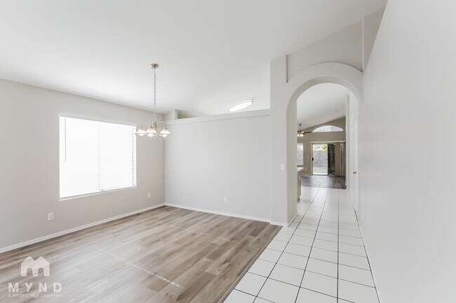 Foto del edificio - 1045 W Todd Dr