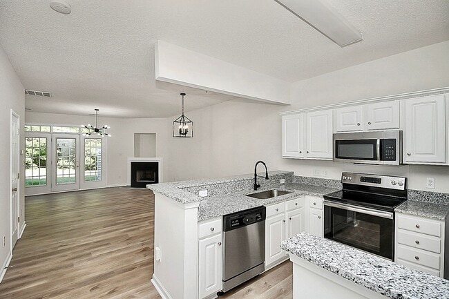 Building Photo - Luxury Townhome minutes from Uptown!