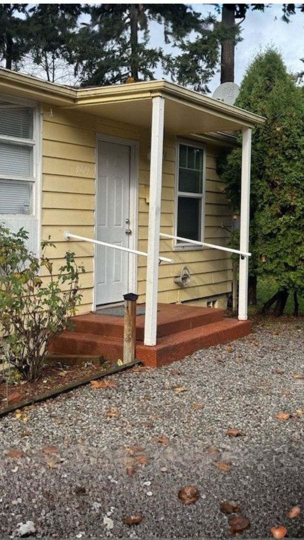 Building Photo - 18427-18429 SE Yamhill St