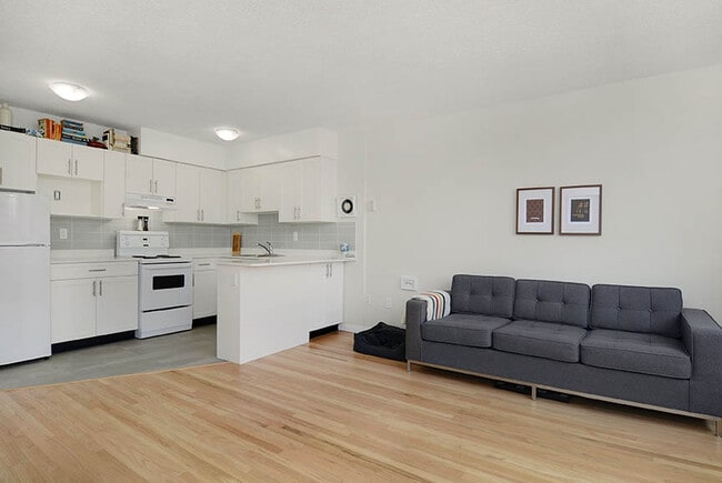 Building Photo - Breakers