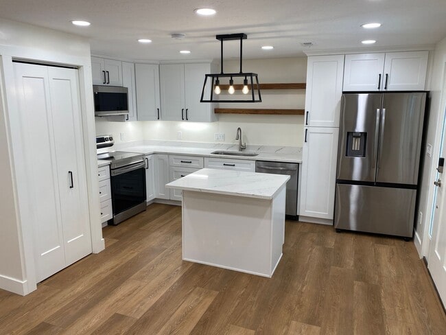 Foto del edificio - Light and Bright Basement apartment