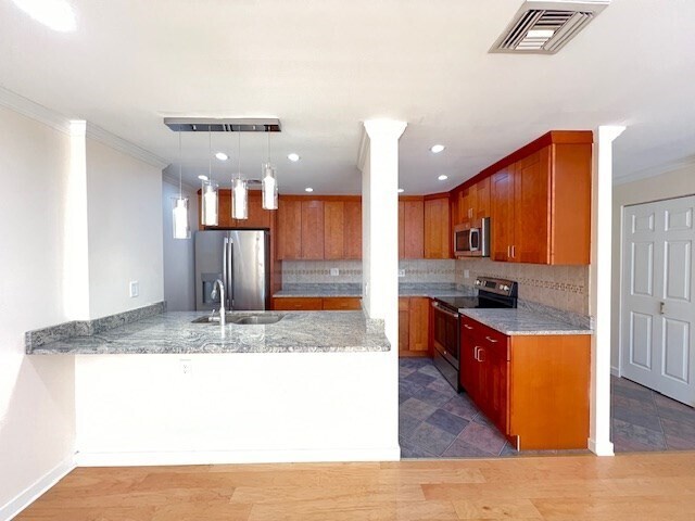 Primary Photo - 183 Oak St