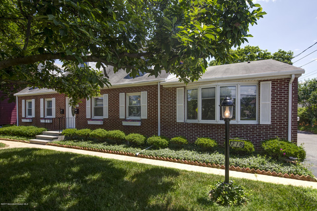 Building Photo - 216 River Rd