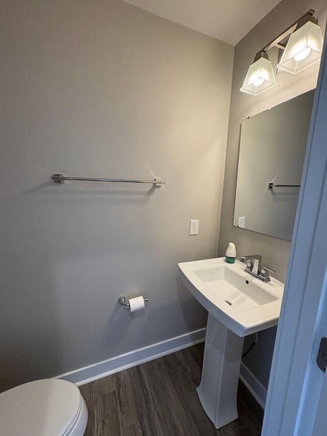 Building Photo - Beautiful 3 Bedroom, 2.5 Bath Townhome! Fr...