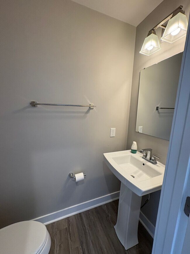 Foto del edificio - Beautiful 3 Bedroom, 2.5 Bath Townhome! Fr...
