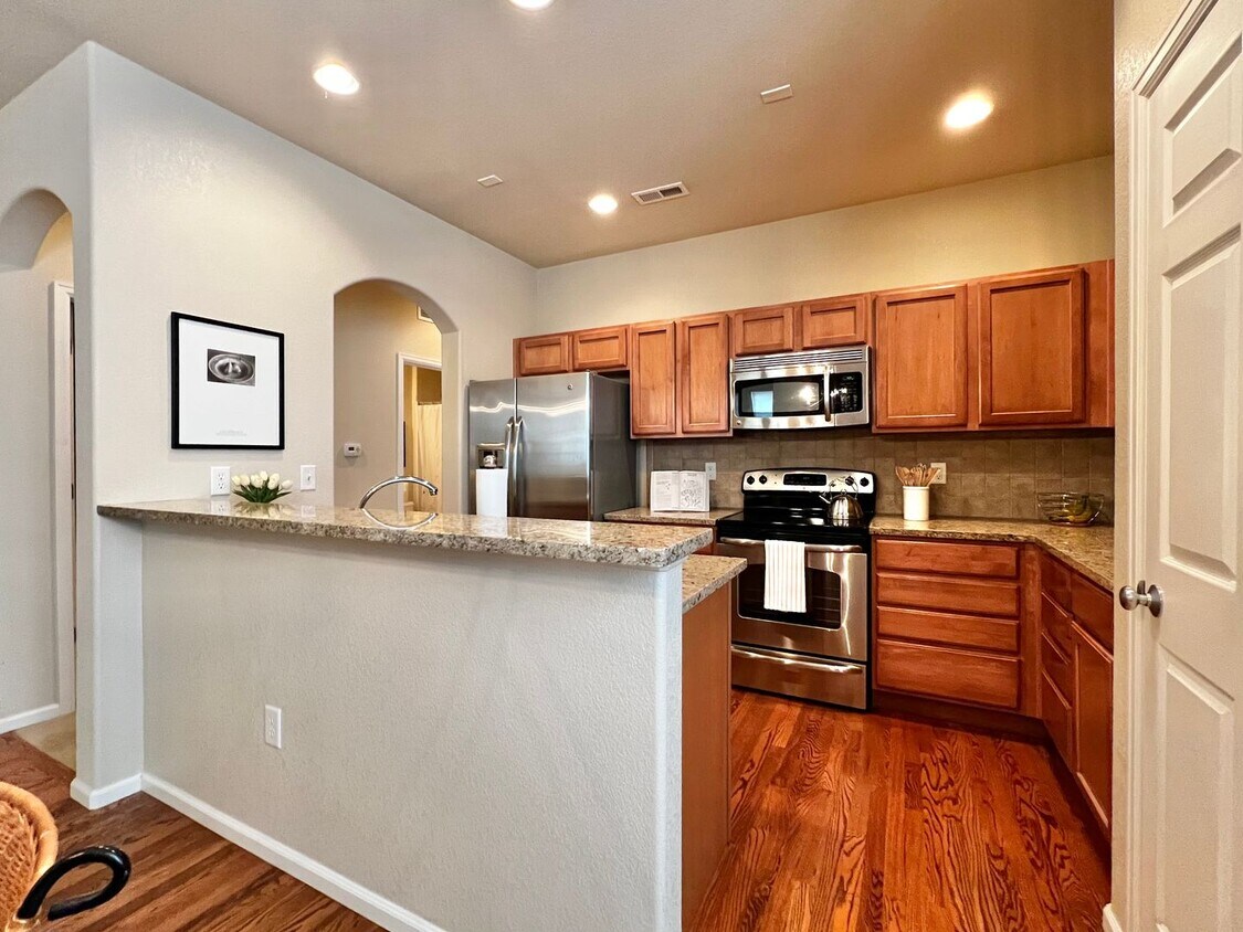 Primary Photo - Spacious 2 Bed, 2 Bath Available Now – Com...