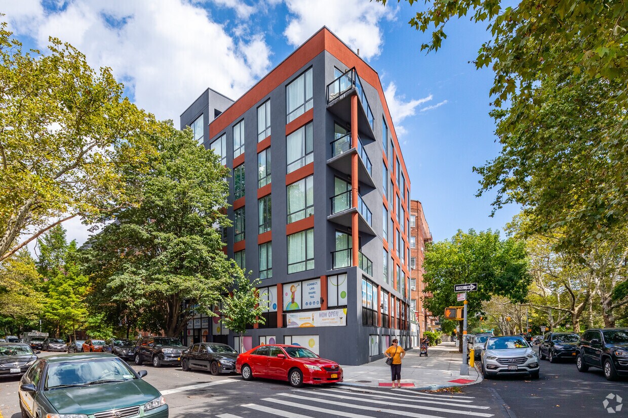 Primary Photo - 631 E 18th St