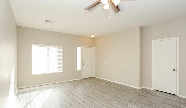 Building Photo - 6233 Highland Gardens Dr