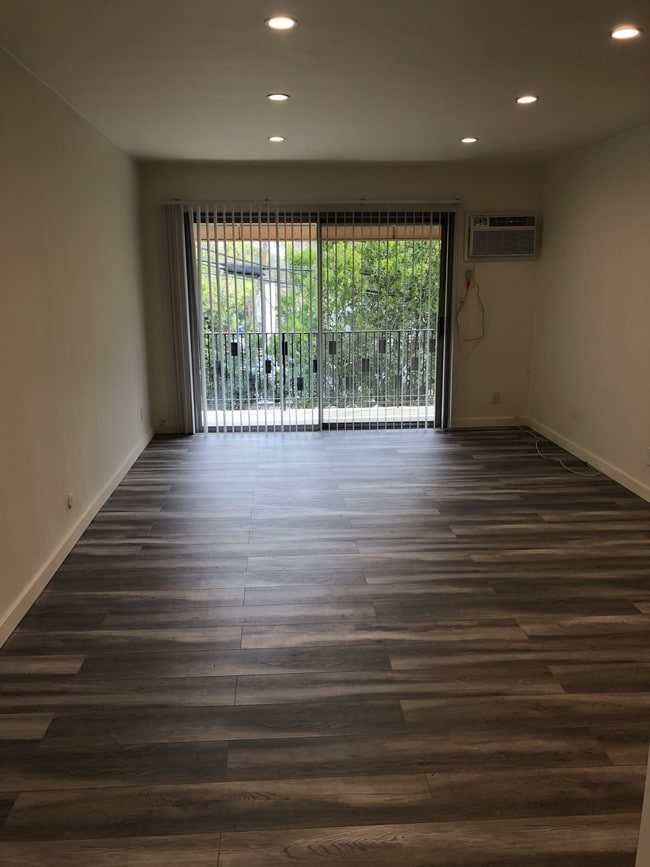 Building Photo - 1422 N Fairfax Ave