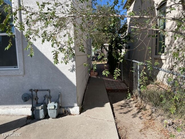 Building Photo - 2 br, 1 bath Townhome - 609 W 8th St