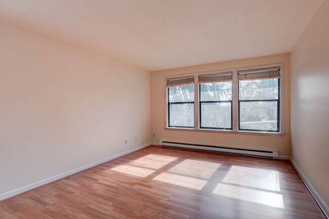Building Photo - 2 Bed/1 Bath Condo