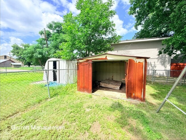 Building Photo - Spacious 2 Bed 1 Bath Duplex For Rent