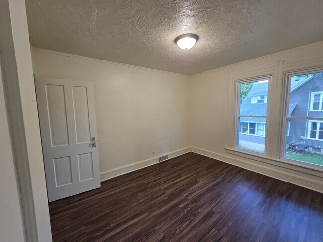 Foto del edificio - 903-903 E Milwaukee St