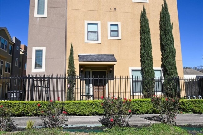 Building Photo - Gorgeous Contemporary Three Bedroom!