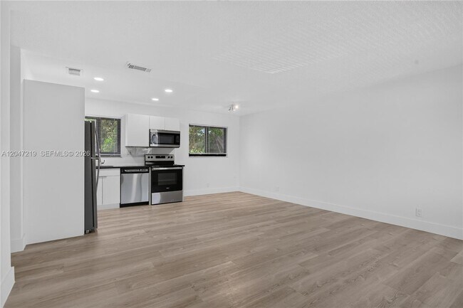 Foto del edificio - 615 NE 26th St