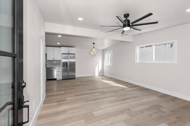 Building Photo - 9255 Fairlawn St
