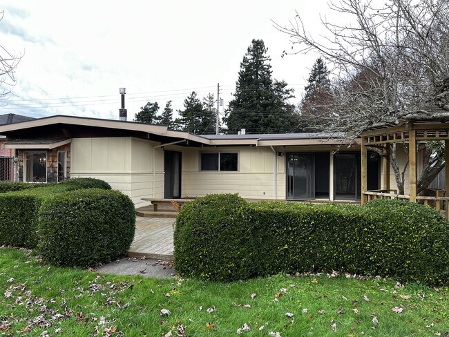 Building Photo - 2088 Holly St