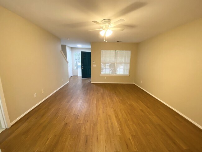 Building Photo - Renovated Townhome in Cypress Ridge!