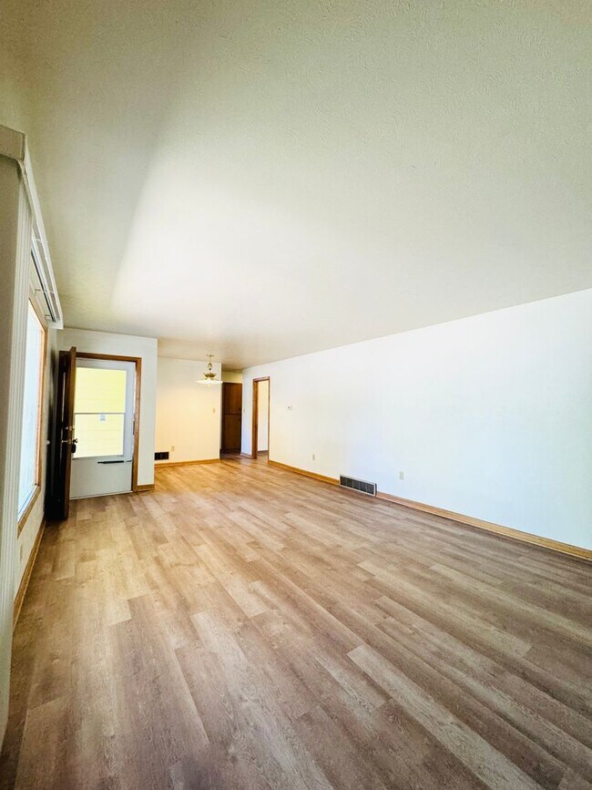 Foto del edificio - Spacious 4 bedroom 2 bath Ranch Style House In Fort Collins