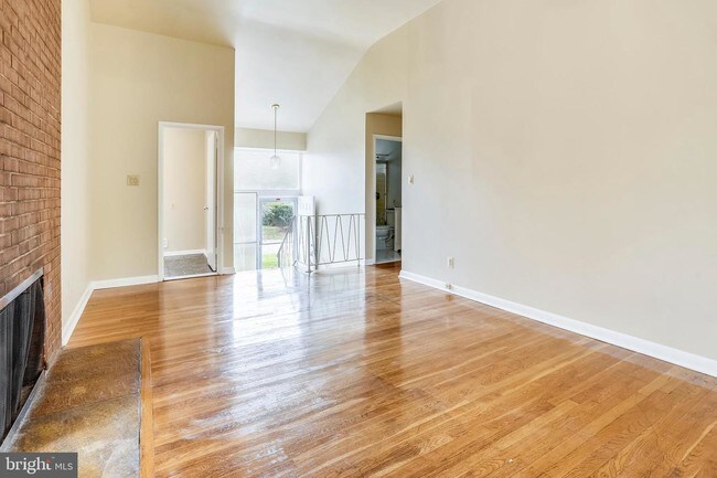 Building Photo - 6048 Rossmore Dr