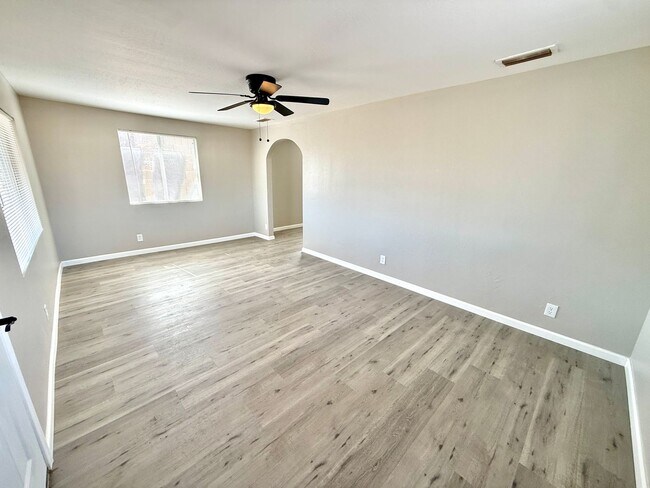 Foto del edificio - Charming Newly Updated 1 Bed / 1 Bath in the Heart of Kingman- Available Now!