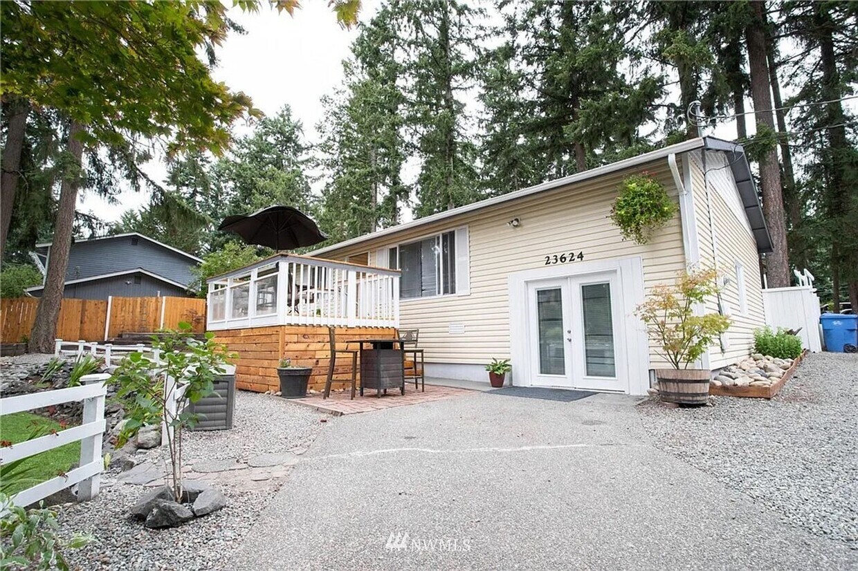 Foto principal - 3 Bed 2 Bath Graham Home w/ Beautiful Kitc...