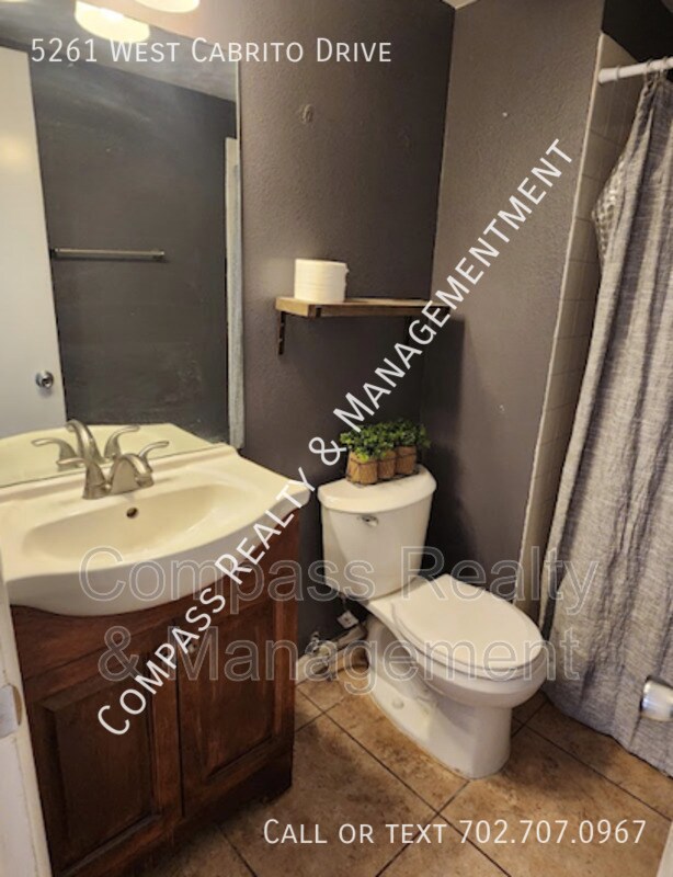 Foto del edificio - This spacious two-story home offers a gene...