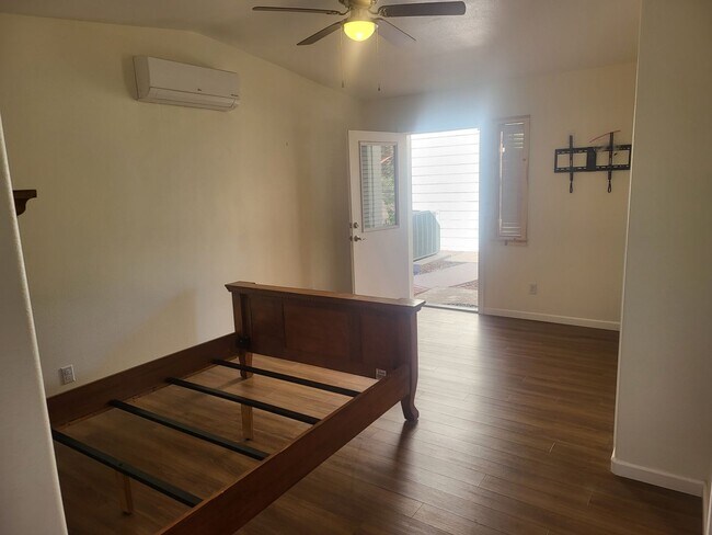 Foto del edificio - Private 1 Bedroom 1 Bathroom Home - Over 9 Acres with Hiking Trails!