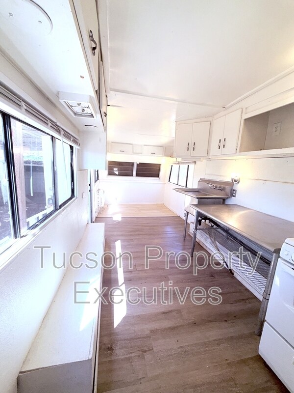 Building Photo - 1454 W Kilburn St