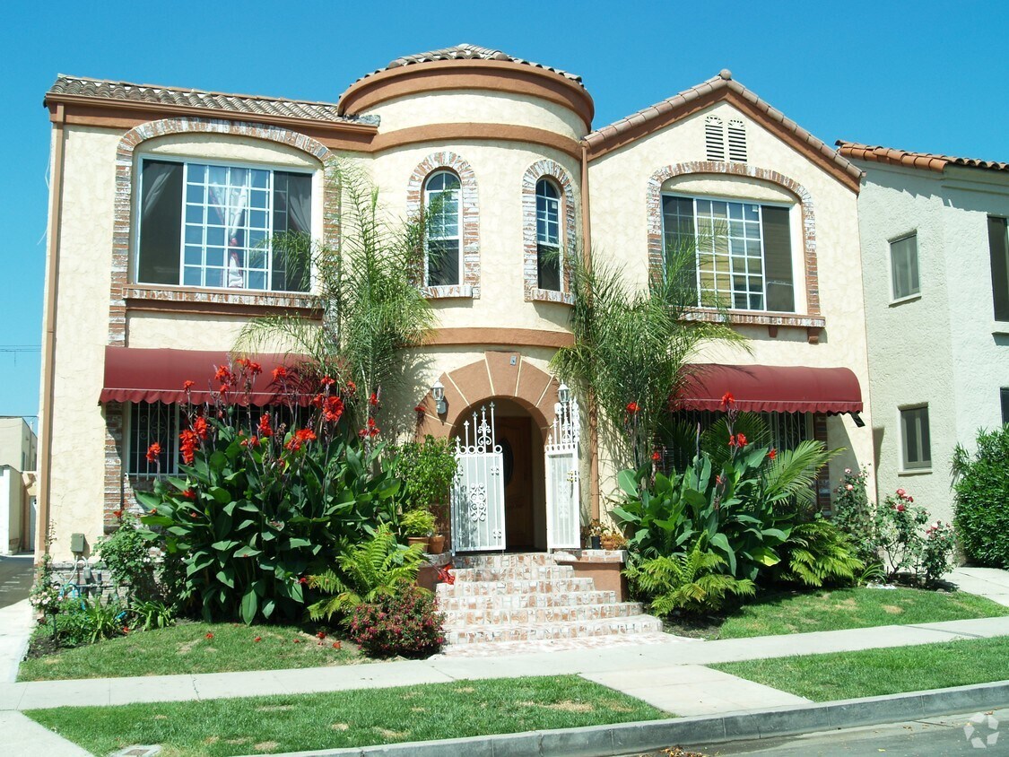 Foto del edificio - 327 N Sierra Bonita Ave