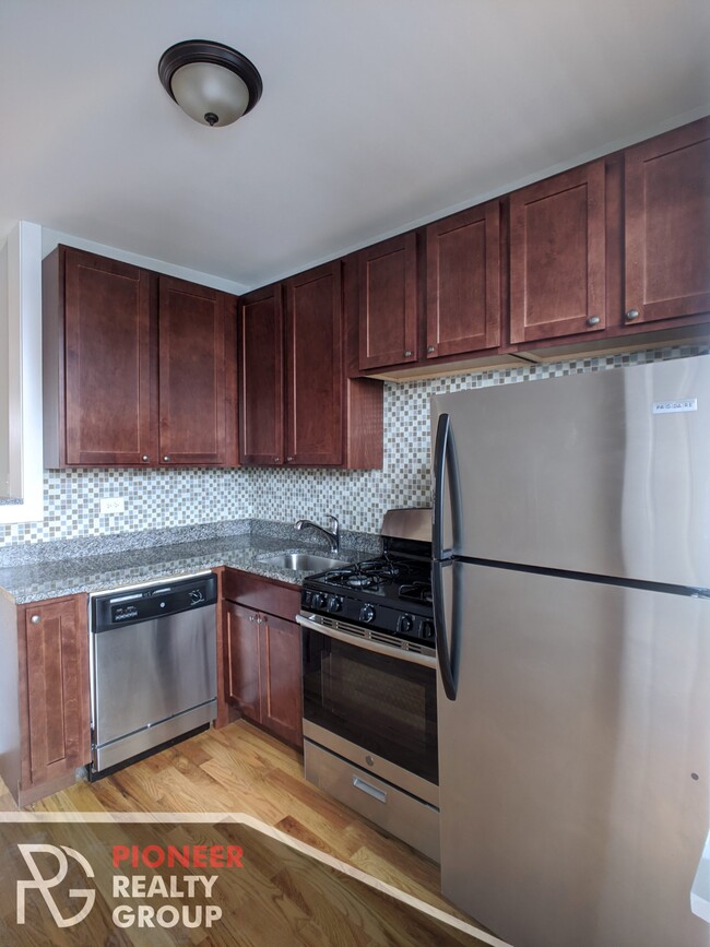 Building Photo - 4411 N Wolcott Ave
