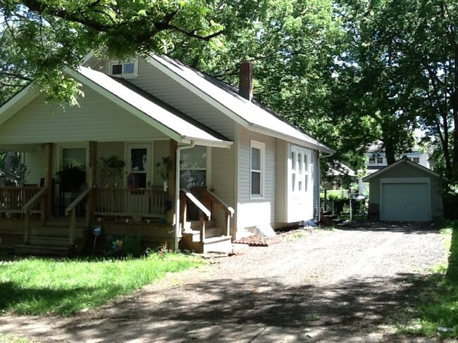 Building Photo - You'll love this 3-BR American Bungalow!